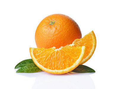 新鲜成熟橙果, 片和叶子在白色背景下分离