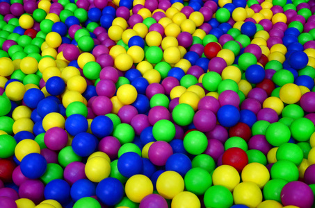 许多五颜六色的塑料球在孩子们的 ballpit 在操场上。关闭模式