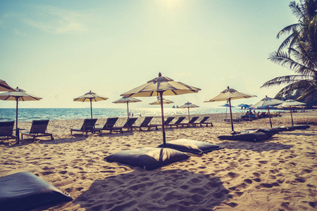 美丽的海滩和海滨度假概念的雨伞和椅子