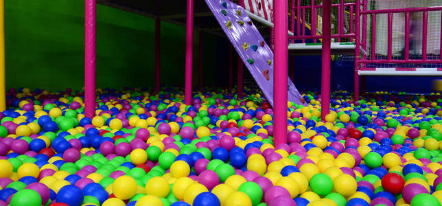 在操场上孩子们的 ballpit 很多塑料彩球