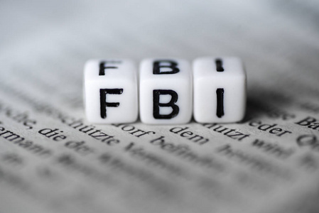 在报纸上用木头字母块形成的词 Fbi