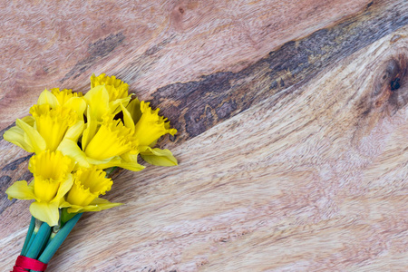 复活节背景与鲜花在木板板上