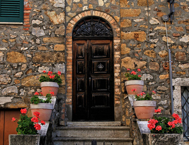 老木门装饰的花盆和步骤在中世纪的城市, 意大利