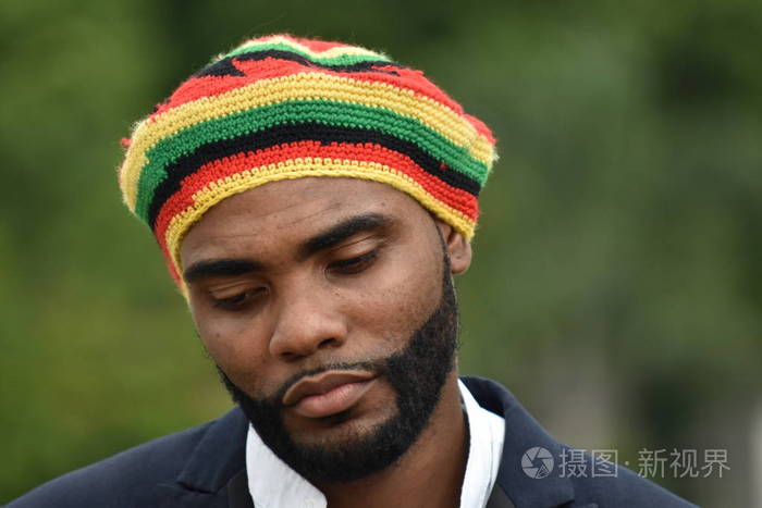 悲伤的成年黑人牙买加男子