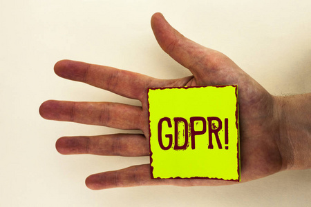 字写文字 Gdpr 激励呼叫。通用数据保护规则的业务概念在普通背景上放置在手写纸上的粘纸条上的信息安全