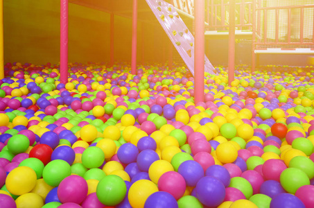 在彩球的孩子图片