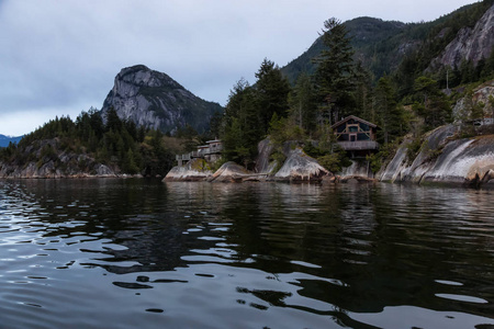 美丽的景观木屋在岩石岸边俯瞰加拿大山区景观。Squamish, 温哥华北部, 不列颠哥伦比亚省, 加拿大