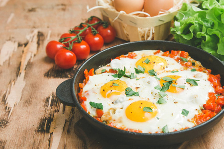 美味和健康的 Shakshuka 在煎锅里。煎蛋与汤姆