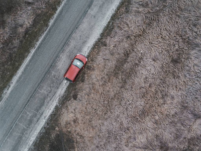 在春天的时候的乡村道路上的红色汽车