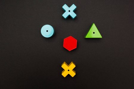 多彩多姿的玩具数字十字架在黑色背景上