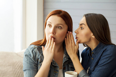 女人秘密告诉给她的朋友