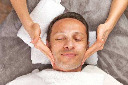 男霜男脸带霜的面具,手中专业的美容师照片