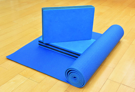 瑜伽或普拉提的蓝色运动垫和块