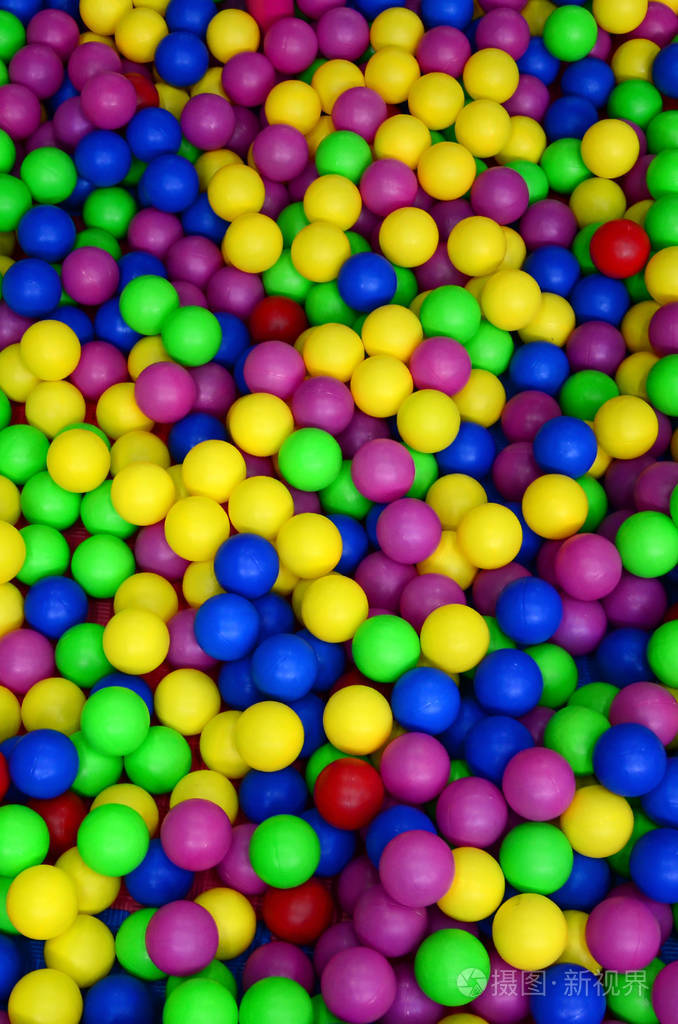 在操场上孩子们的 ballpit 很多塑料彩球照片-正版商