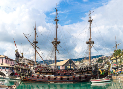 古老的木制船在意大利热那亚