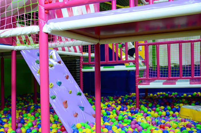 在操场上孩子们的 ballpit 很多塑料彩球照片-正版商