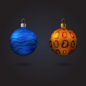 两棵圣诞树玩具的不同装饰物