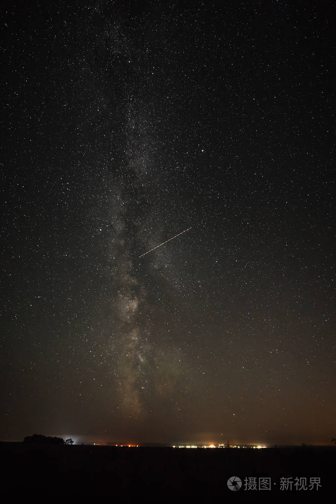 明亮的星星在夜空之上的城市街道和电子照片-正版商用图片0o5lyi-摄图