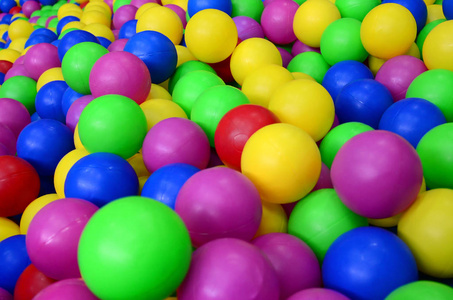 许多五颜六色的塑料球在孩子们的 ballpit 在操场上。关闭模式