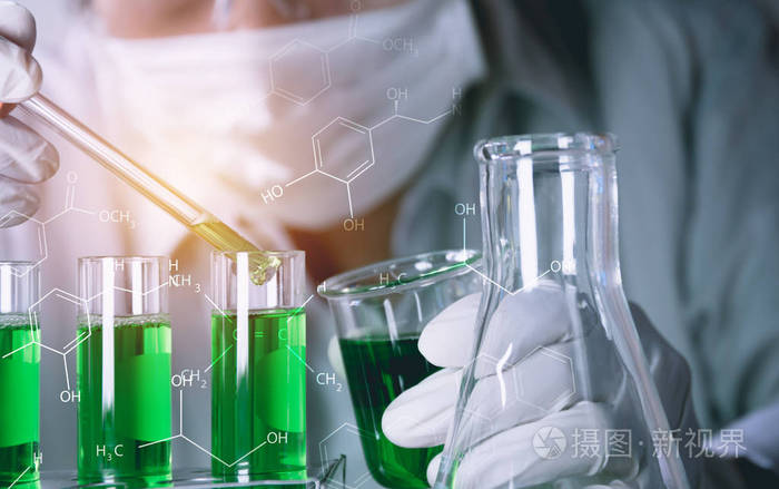 研究员与玻璃实验室化学试管用液体为分析 医学 药剂和科学研究概念