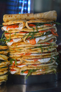 一堆传统意大利食品 Piadina Romagnola 新鲜番茄干酪和火箭沙拉特写视图选择性聚焦