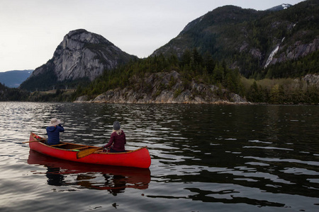 在独木舟上冒险的人正在享受美丽的加拿大山地景观。Squamish, 温哥华北部, 不列颠哥伦比亚省, 加拿大