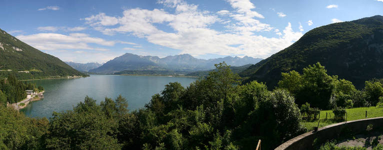 全景视图湖的圣十字架 Lago di 圣十字教堂。威尼托，意大利。2007 年 7 月，