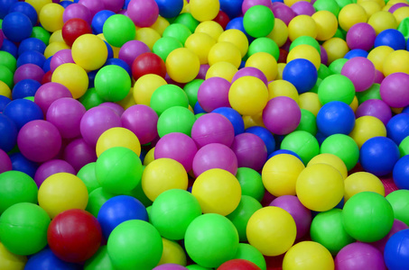 许多五颜六色的塑料球在孩子们的 ballpit 在操场上。关闭模式