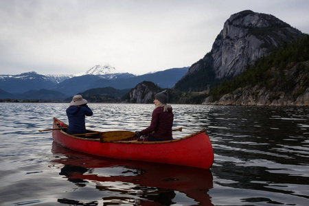 在独木舟上冒险的人正在享受美丽的加拿大山地景观。Squamish, 温哥华北部, 不列颠哥伦比亚省, 加拿大