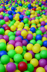 许多五颜六色的塑料球在孩子们的 ballpit 在操场上。关闭模式