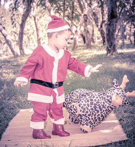 小时候在圣诞老人套装推驯鹿娃娃，unfriend 浓