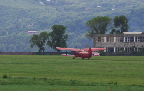 老飞机准备起飞在飞机场与草
