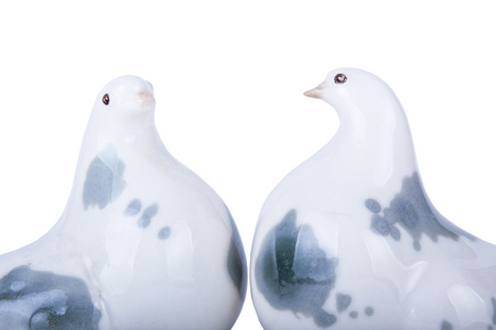陶瓷塑像上白色孤立的鸽子