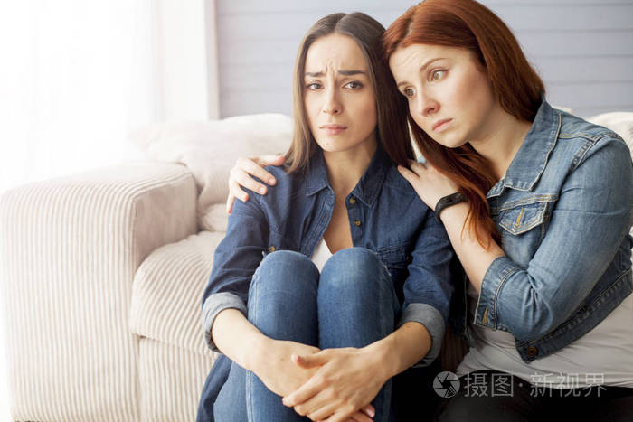 女人安慰不快乐的朋友