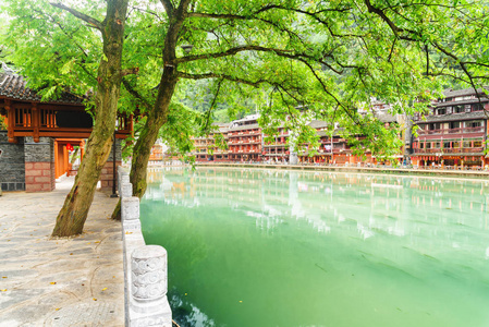 中国凤凰古镇沱江河风景景观图片