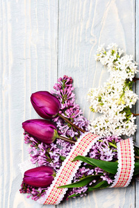 方格的丝带包裹淡紫色的郁金香的花束