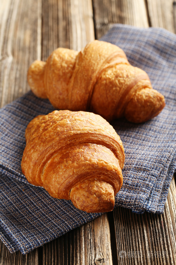 美味的新鲜牛角面包