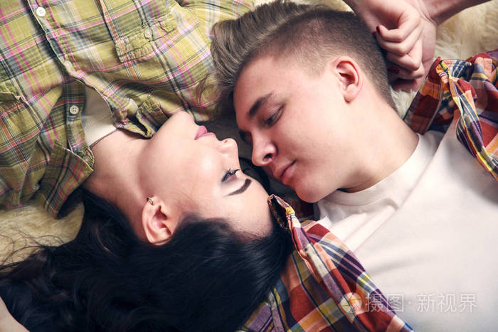 年轻爱的情侣亲吻对方覆盖他们的嘴唇与c