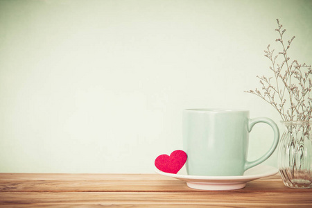 咖啡杯杯子，木制的桌子上红色心形浪漫