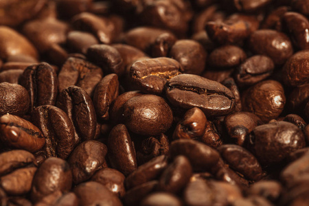 黑暗的许多烘焙过的咖啡豆纹理背景