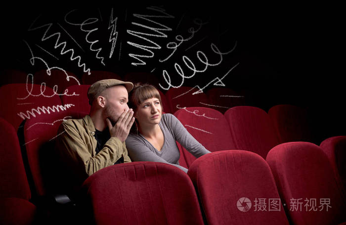 可爱的情侣在电影院看电影