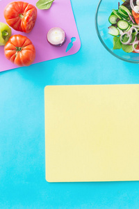 空厨切板, 配以烹饪的配料, 在蓝色背景下, 顶部观看夏季沙拉。健康食品概念。饮食食品
