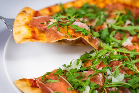 披萨.在盘子上, 美味的新鲜意大利比萨与火腿和 rucola 服务传统的意大利食物