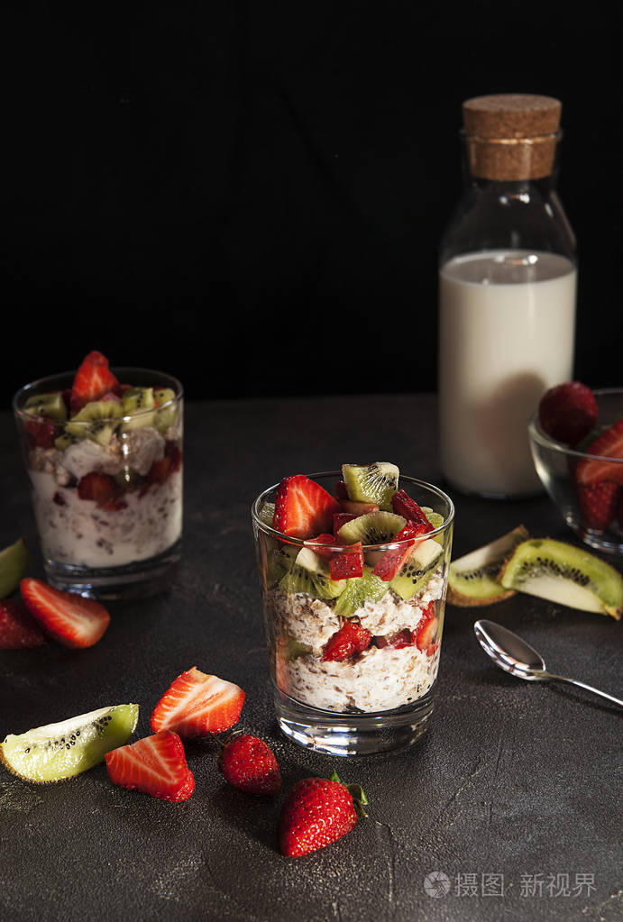 燕麦片小麦片谷物草莓健康早餐麦片和草莓饮食适当的营养