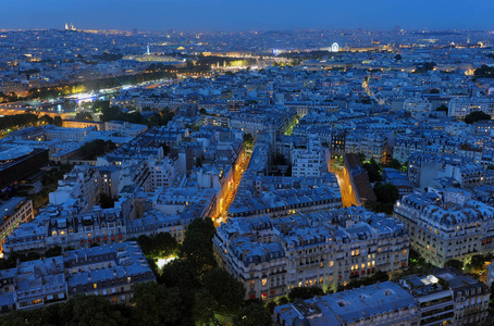 晚上巴黎。从埃菲尔铁塔的视图