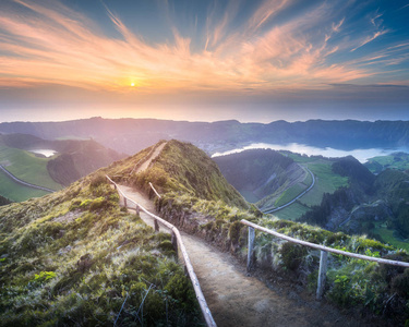 蓬塔德尔加达岛山地景观