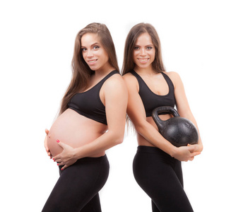 一名孕妇和她的孪生妹妹。姐姐她手里拿着一个铸铁的重量。在白色背景上