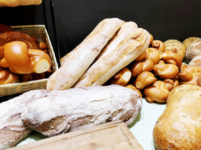 桌子上有很多新鲜的面包和包子。面包生意。从面包店的种子谷物新鲜包子