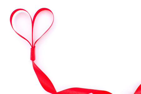 红丝带与心的形状