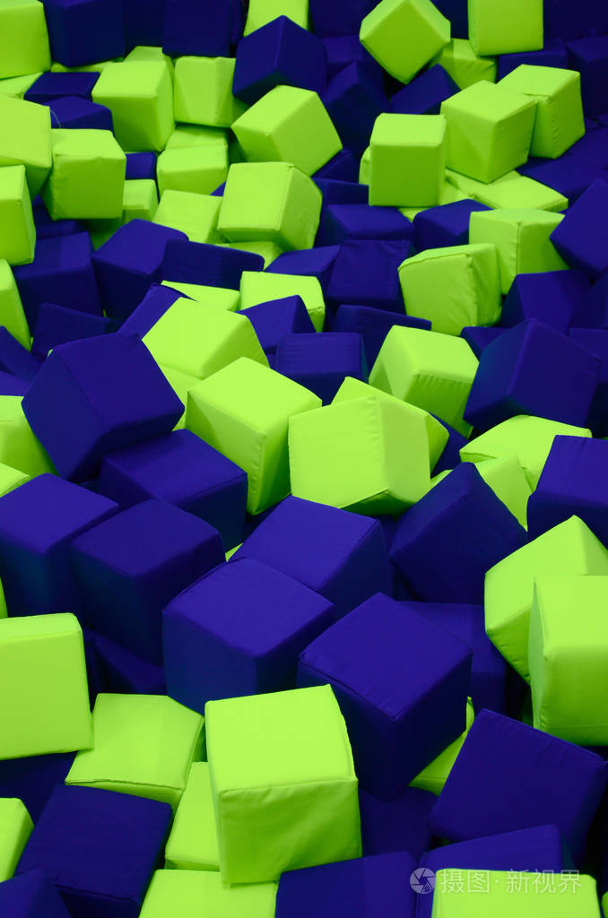 许多五颜六色的软块在孩子们的 ballpit 在操场上